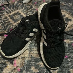 Adidas Big Kid sz 4